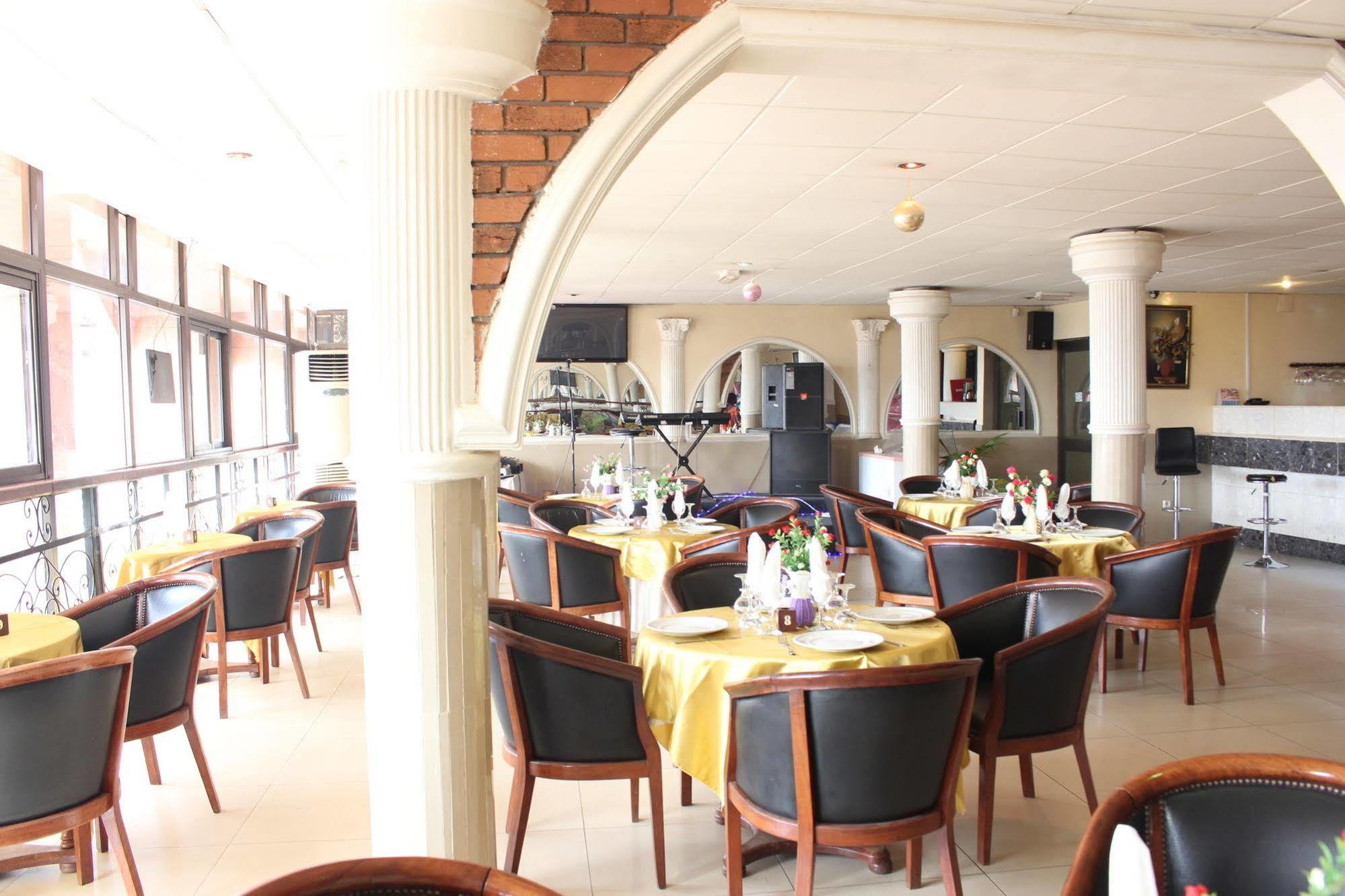 Hotel Santa Lucia Yaounde Bagian luar foto