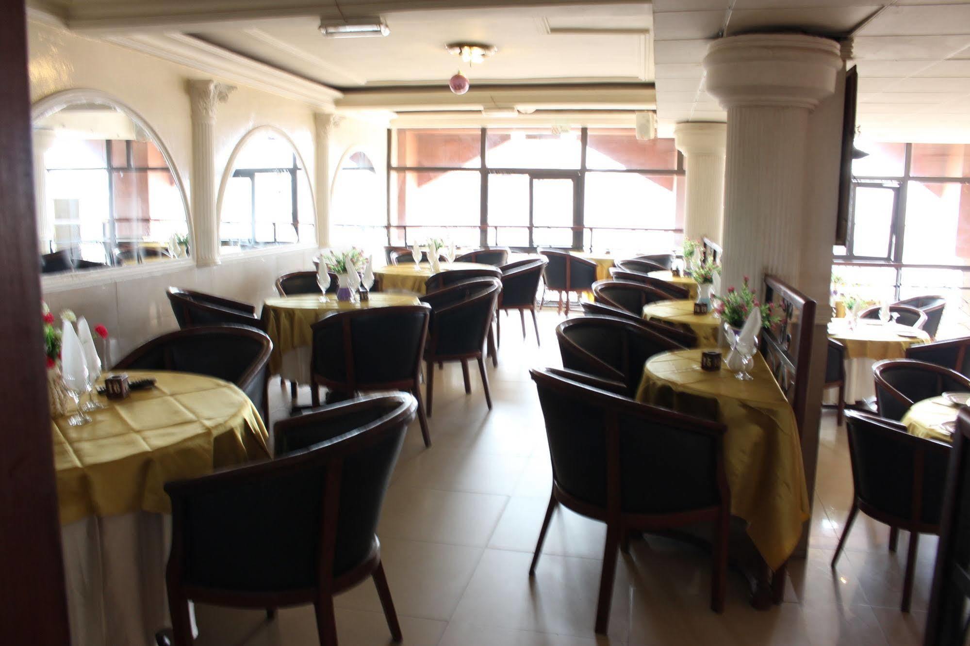 Hotel Santa Lucia Yaounde Bagian luar foto