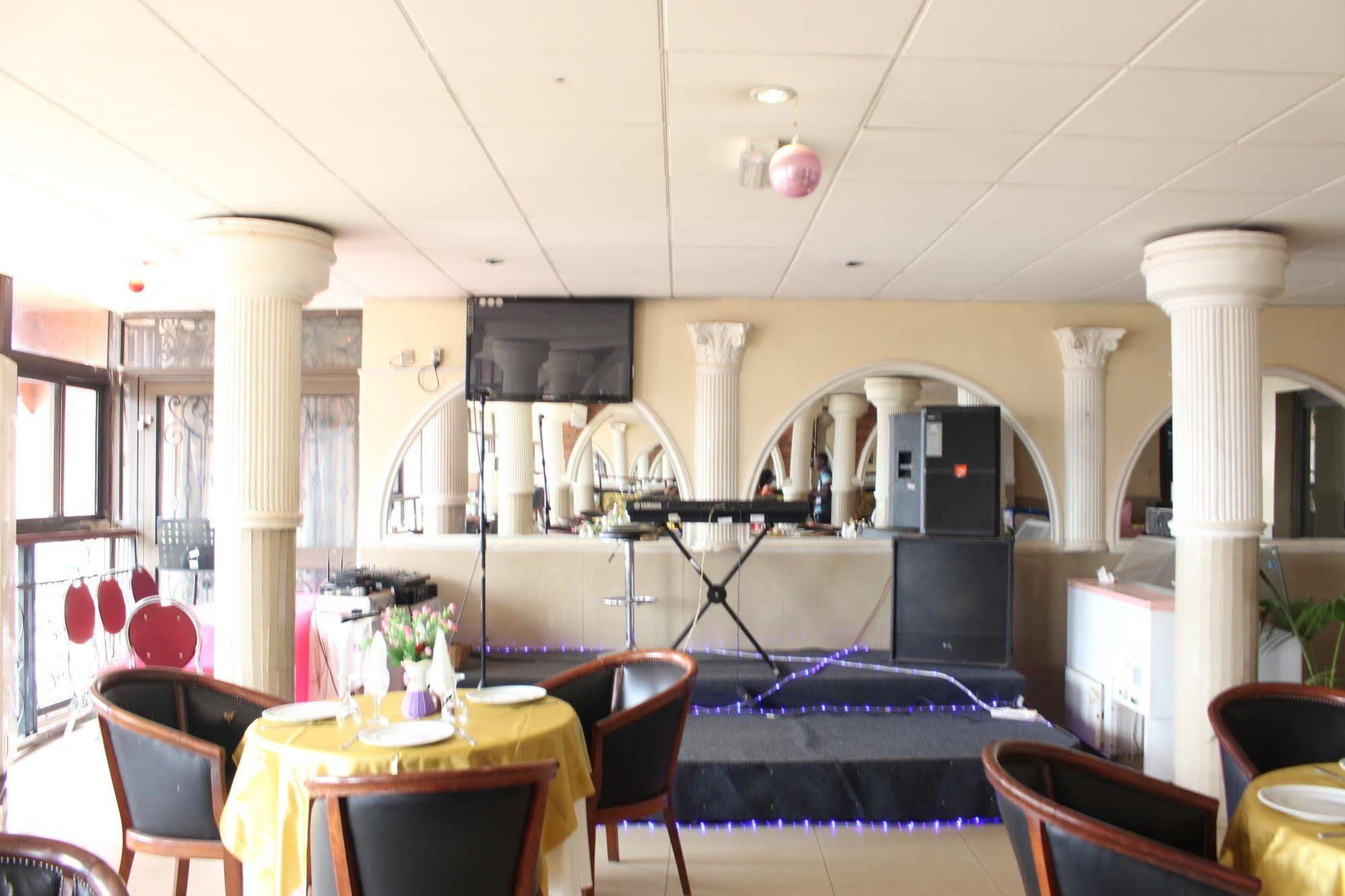 Hotel Santa Lucia Yaounde Bagian luar foto