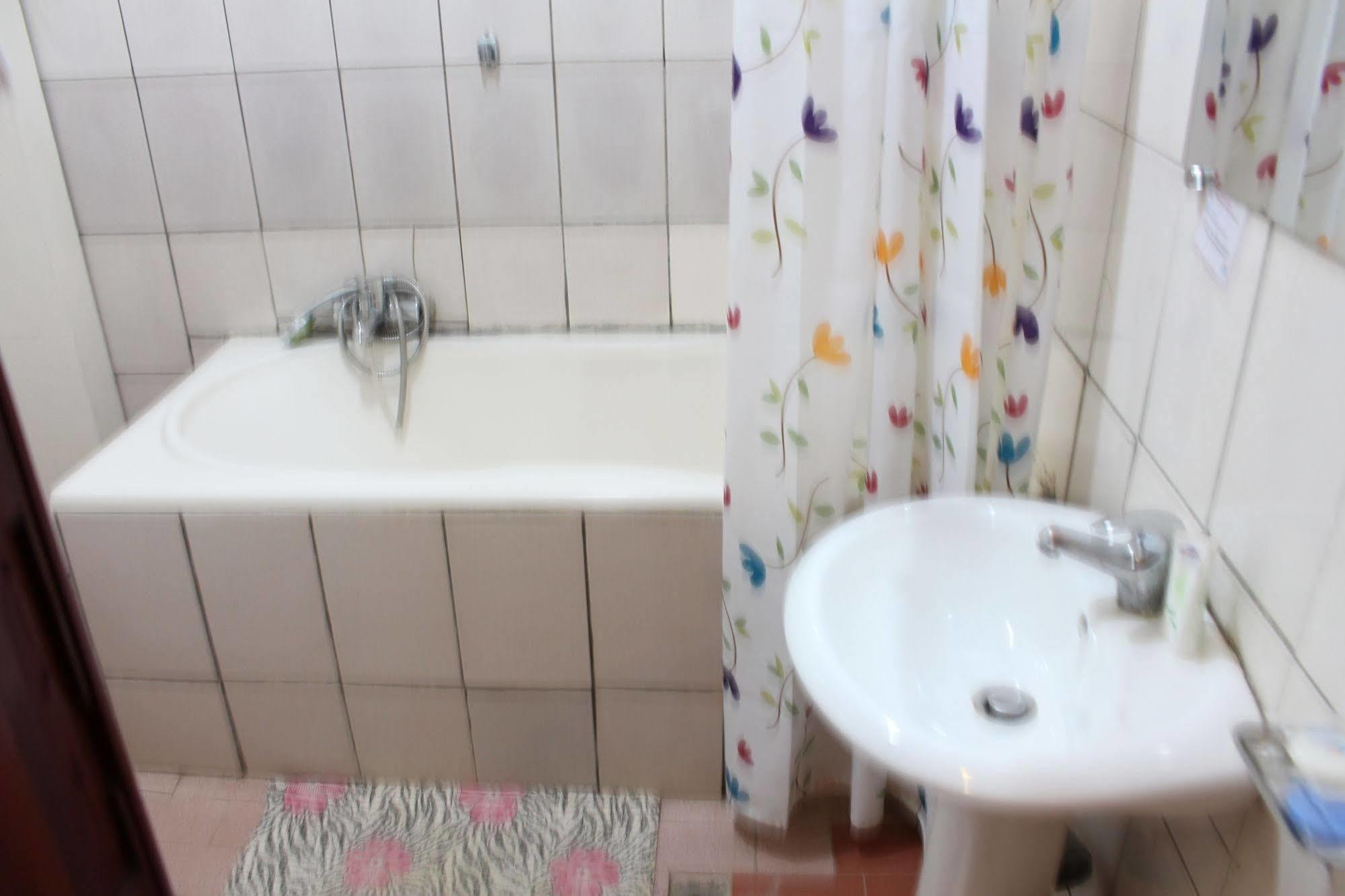 Hotel Santa Lucia Yaounde Bagian luar foto