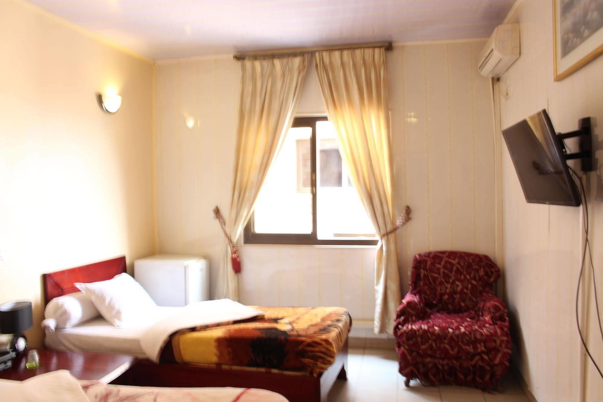 Hotel Santa Lucia Yaounde Bagian luar foto