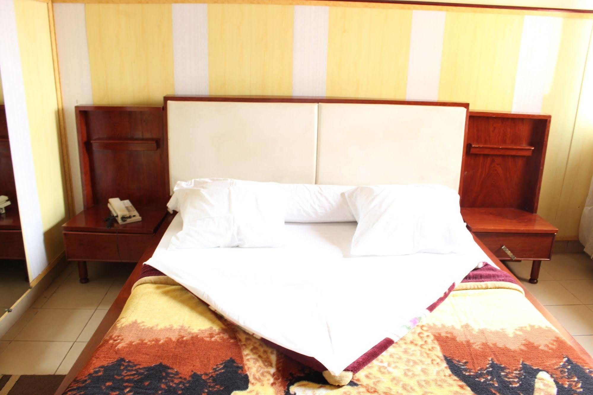 Hotel Santa Lucia Yaounde Bagian luar foto